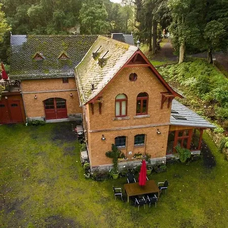 Дом отдыха Schneeweischen, Coach House By The Pond